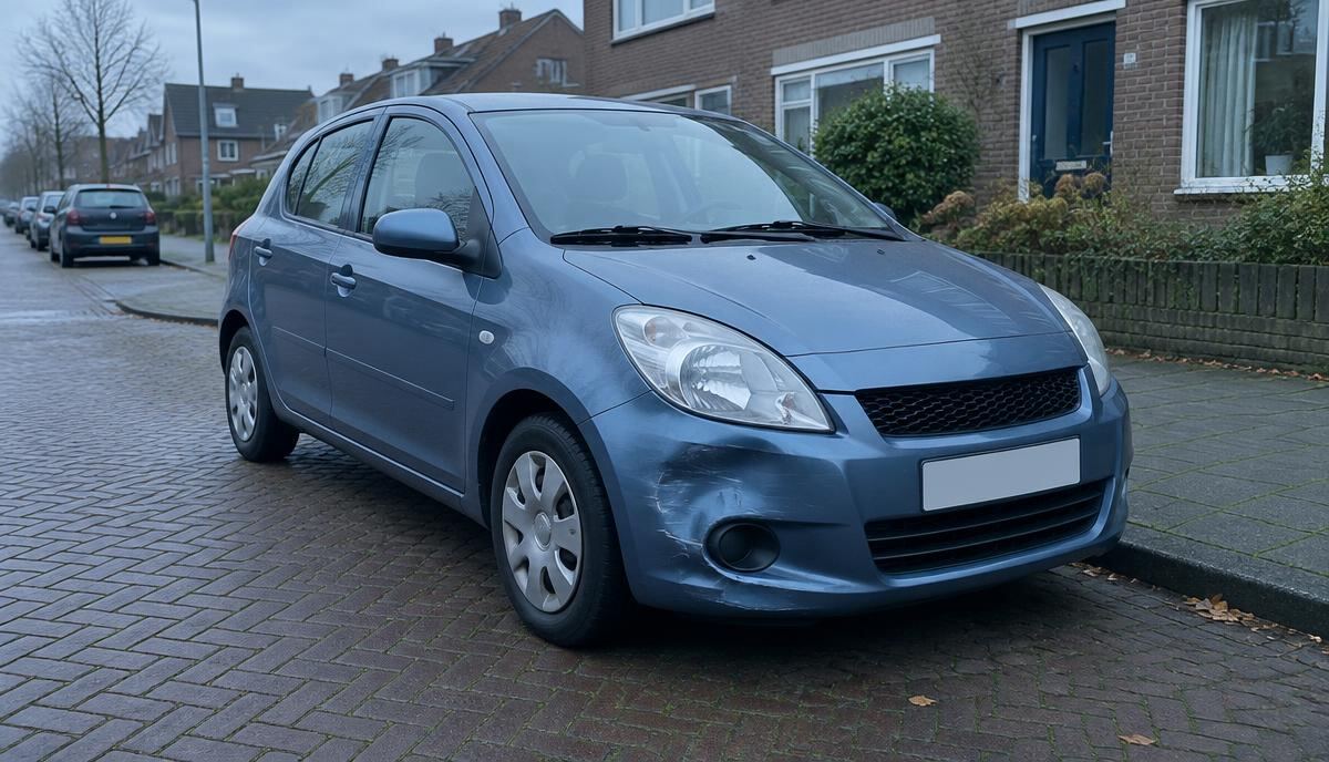Geparkeerde auto met een deuk in de bumper