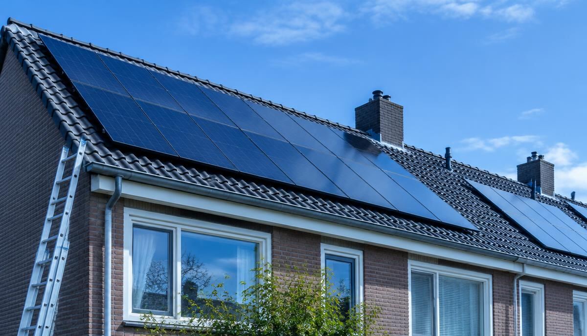 Zonnepanelen op het dak van een rijtjeshuis